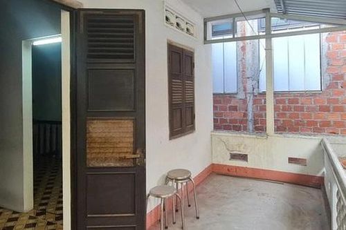 Thấy nhà hàng xóm nửa đêm không đóng cửa, sang kiểm tra thì phát hiện điều bàng hoàng