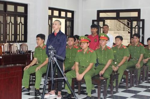 Vụ 'nhìn đểu' thành án mạng: 1 người chết, 3 bị cáo vào tù