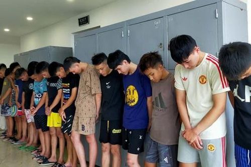 Bắt nhóm thanh thiếu niên mang dao, kiếm, chai bia đánh chém nhau và cướp tiền trên đường