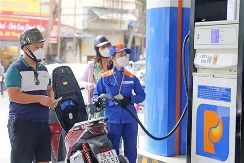 Giá xăng giảm sau 3 kỳ tăng liên tiếp
