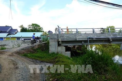 Cầu xây xong nhưng đường dẫn vẫn là nỗi mong chờ
