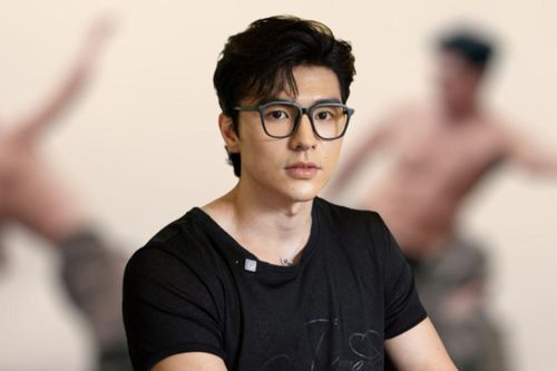 Nam diễn viên gây sốt với 'body 6 múi' trong Mưa Đỏ, tính cách thật ngoài đời lại càng bất ngờ