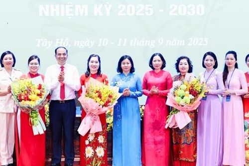 Chủ tịch Hội LHPN Việt Nam Nguyễn Thị Tuyến dự Đại hội phụ nữ điểm của Hà Nội