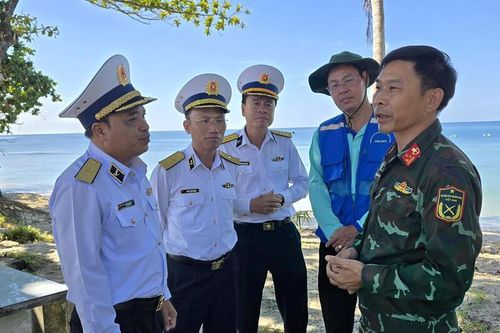 Tặng quà quân và dân trên Đảo Thổ Chu