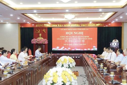 Sơn La: Công bố, trao quyết định về công tác cán bộ tại các sở, ngành