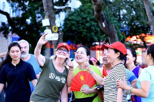 Toàn quyền Australia tản bộ quanh Hồ Gươm, trải nghiệm Thu Hà Nội
