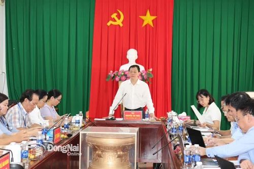Thứ trưởng Bộ Y tế Nguyễn Tri Thức làm việc tại Đồng Nai
