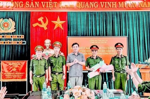 Chư Sê: Khen thưởng đột xuất Tổ Cảnh sát Phòng chống tội phạm xã