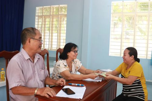 Nỗ lực hoàn thành việc tặng quà 2-9 cho người dân