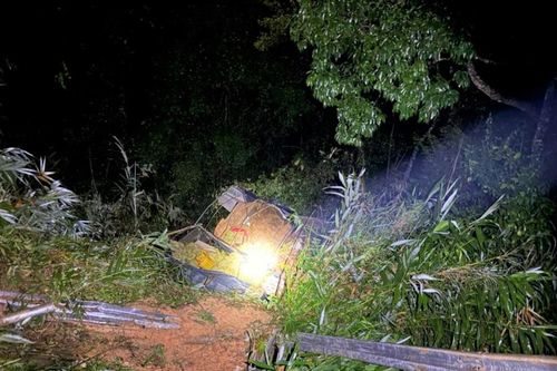 Xe chở sầu riêng lật tại khúc cua 'cùi chỏ' trên đèo B40