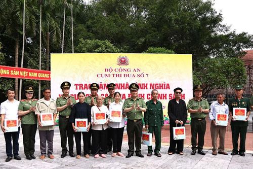 Đoàn đại biểu Cụm thi đua số 7 Bộ Công an về nguồn, tặng quà tại Tuyên Quang