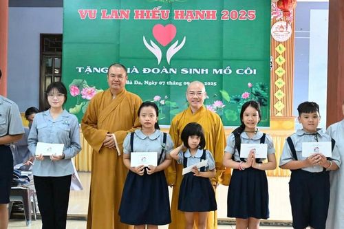 Ban Bảo trợ Gia đình Phật tử Đà Nẵng tặng quà Vu lan đến các đoàn sinh