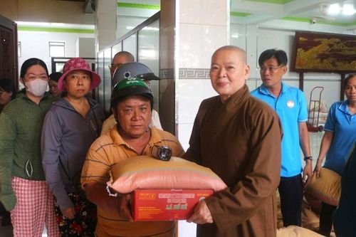 Các tự viện tại TP.HCM, Đồng Nai trao học bổng, quà cho học sinh và người nghèo
