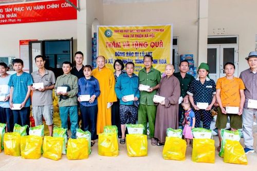 Thanh Hóa: Ban Trị sự Phật giáo tỉnh tặng quà từ thiện tại xã Yên Nhân