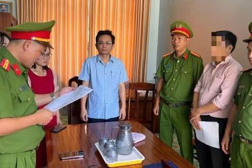 Cấp sổ đỏ sai, cán bộ địa chính bị bắt giam