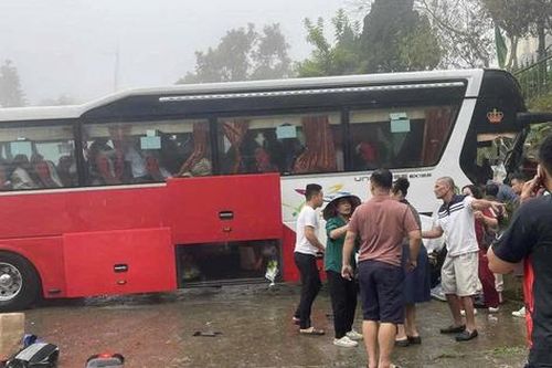 Xe khách chở 36 người mất phanh, lao vào ta luy khi vào cua trên quốc lộ 4D qua Lào Cai