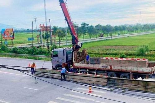 Nghệ An đóng điểm mở dải phân cách trên QL1 sau nhiều vụ tai nạn