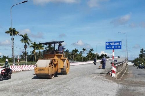Cà Mau: Khẩn trương khắc phục hư hỏng đường đầu cầu Phước Long 2