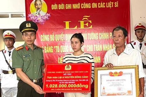 Trao Bằng Tổ quốc ghi công cho trung tá Nguyễn Đông Cánh hy sinh ở Đắk Lắk