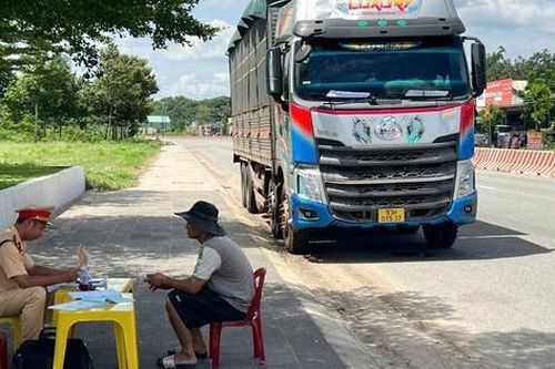 CSGT TP.HCM tổng kiểm tra xe vận tải sau hàng loạt vụ tai nạn nghiêm trọng