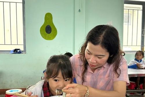 Quảng Ngãi: Học sinh vùng sâu được phục vụ bữa sáng miễn phí