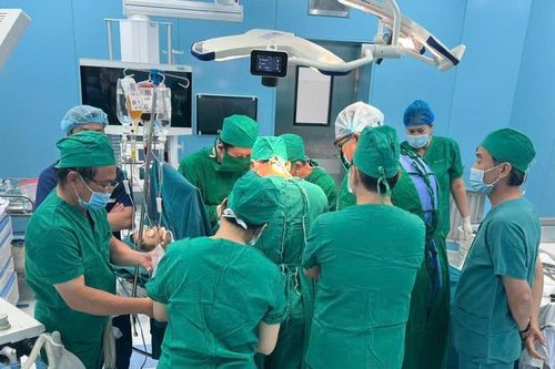 Giám đốc và nhiều bác sĩ Bệnh viện Bình Dân bay gấp ra Côn Đảo cứu người bệnh