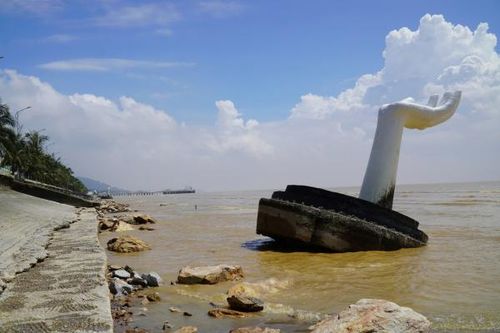Đề xuất tháo dỡ công trình 'bàn tay khổng lồ' nghiêng ngã ở biển Hải Tiến