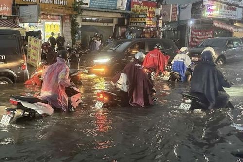 Tôn bay, cây đổ, đường ngập nước trong cơn mưa dông chiều tại TP Hồ Chí Minh
