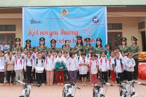 Lực lượng công an sẻ chia với trẻ em vùng cao