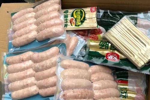 Thu giữ hàng nghìn xúc xích, lạp xưởng không rõ nguồn gốc