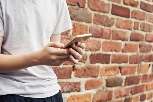 Cấm điện thoại tại trường học, trẻ em đã tìm cách 'lách luật' thế nào?