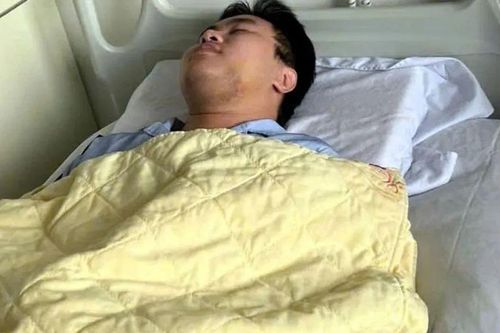 Sốc: Nam sinh bị đánh gãy xương hàm chỉ vì một cái liếc mắt