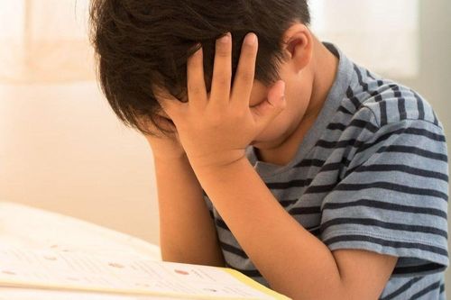 Gắng sức làm bài tập hè từ sáng đến đêm, bé trai 11 tuổi nhập viện với bàn tay co quắp: Bác sĩ cảnh báo điều này