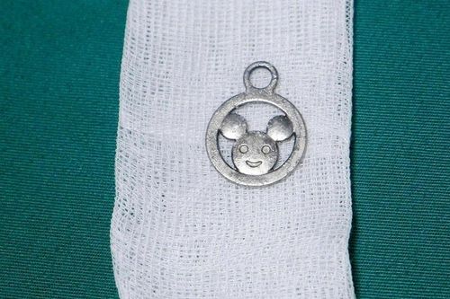 Hoảng hồn: Cứu bé trai 5 tuổi vô tình nuốt móc cặp sách vào bụng