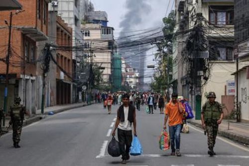 Quân đội Nepal đàm phán bầu lãnh đạo lâm thời khi đất nước chìm trong bạo loạn