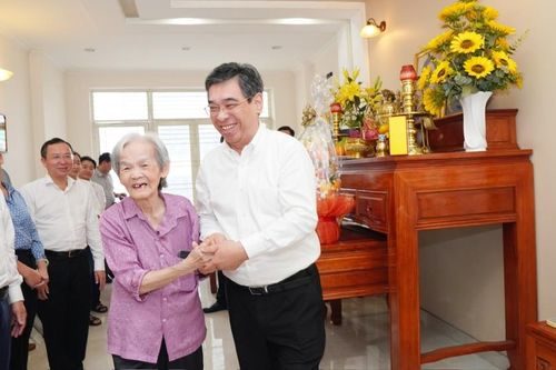 Lãnh đạo TPHCM dâng hương tưởng niệm Tổng Bí thư Lê Hồng Phong