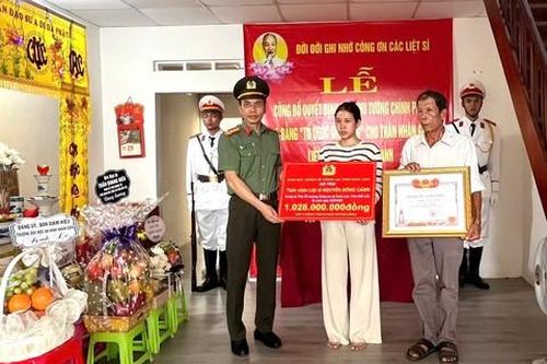 Trao bằng 'Tổ quốc ghi công' cho thân nhân Liệt sĩ Nguyễn Đông Cánh