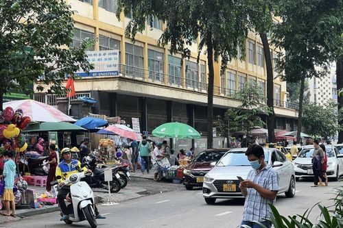 Lý do hàng rong vẫn 'náo loạn' trước cổng các bệnh viện ở TP.HCM