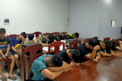 Bắt nhóm côn đồ chạy xe không biển số đuổi đánh người, chiếm đoạt tiền