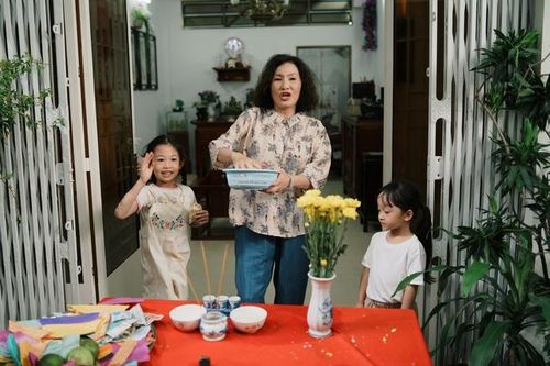 Tuổi ấu thơ thời 6X, 7X của Hồng Đào, Việt Hương có gì đặc biệt?