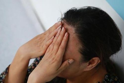 Đêm giao thừa cay đắng: Mẹ già bị con trai bỏ trước cửa nhà em gái vì giấu lương hưu