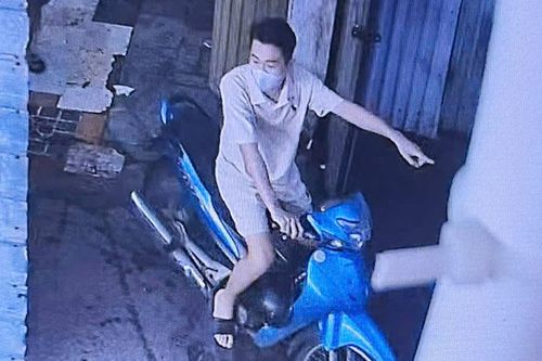 Truy tìm nam thanh niên trộm cắp điện thoại ở sân cầu lông