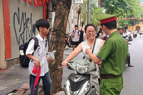 Công an phường Ba Đình siết chặt kỷ cương giao thông trước cổng trường học