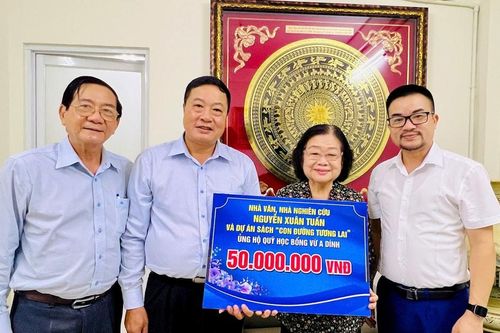 Trao học bổng 50 triệu đồng và 100 cuốn sách đến Quỹ học bổng Vừ A Dính