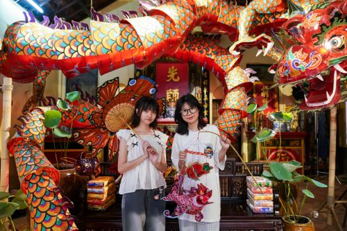 Rồng dài 12 m trong quán cà phê concept Trung thu ở TP.HCM