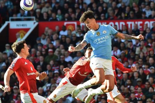Man City làm điều khác biệt ở derby Manchester