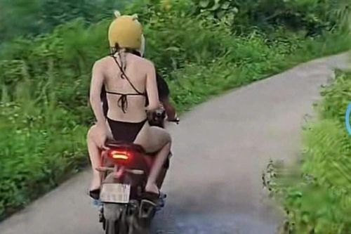 Khách Tây mặc bikini trên đường Hà Giang