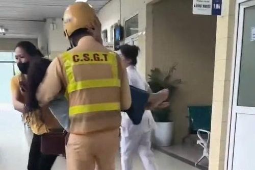 CSGT mở đường, đưa nữ giáo viên đi cấp cứu