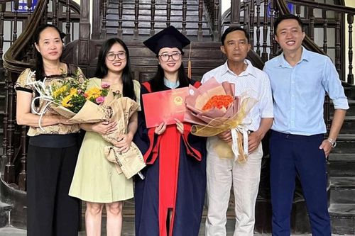 Bố thợ xây, mẹ cấy thuê nuôi con thành kỹ sư, bác sĩ nội trú