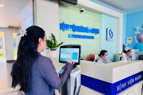Robot ở TP.HCM tinh nghịch hướng dẫn người dân khám bệnh